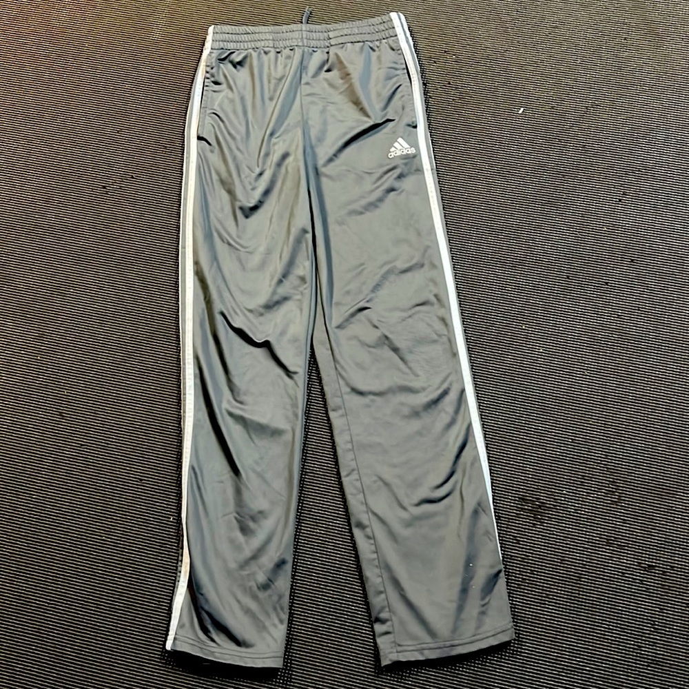 Boys’ gray Adidas sweatpants in perfect condition